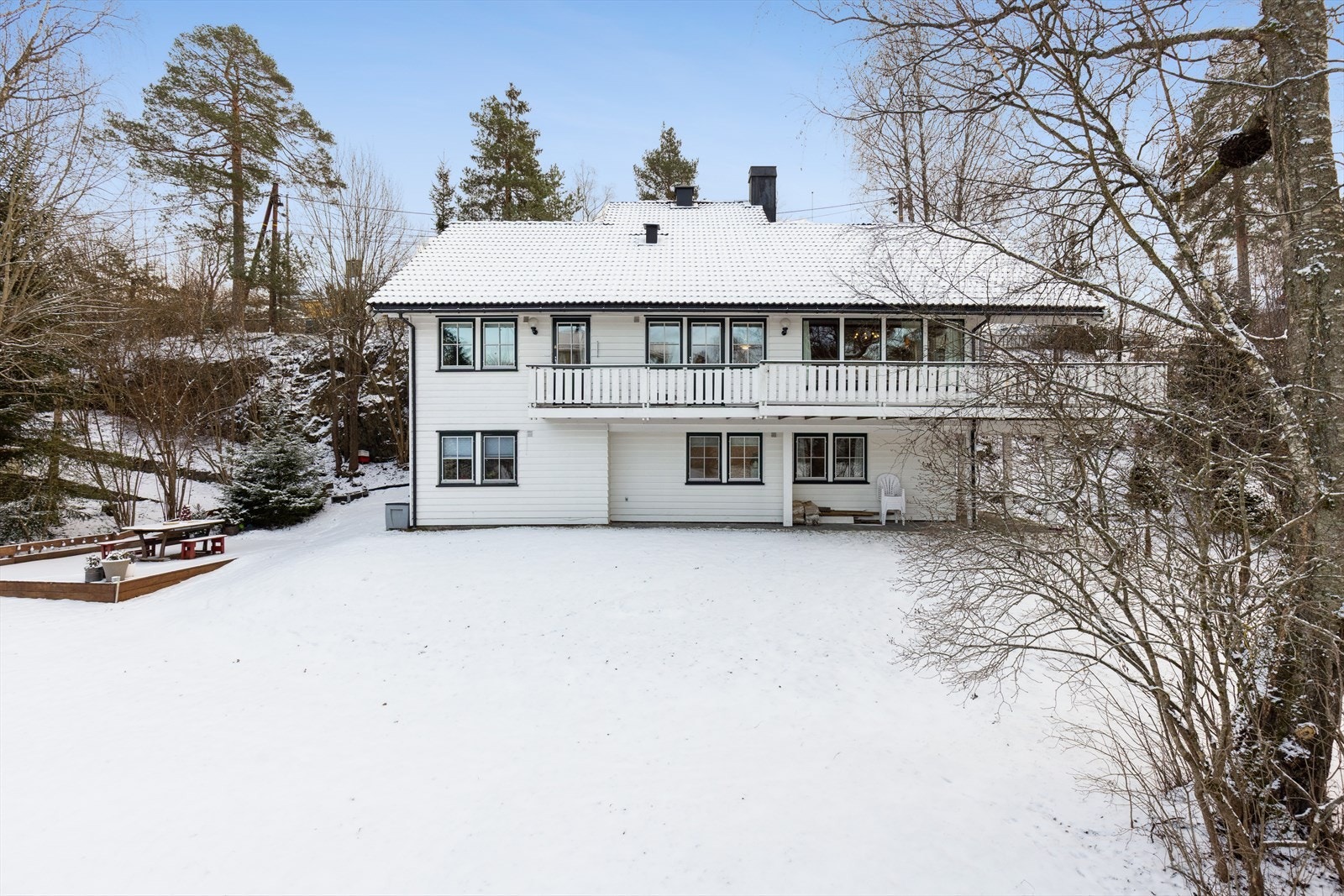 Velkommen til Myrvollveien 15 b på Strand/nedre Høvik, en innholdsrik enebolig med hybel, garasje, båtplass på privat brygge en kort spasertur unna. Galleribilde