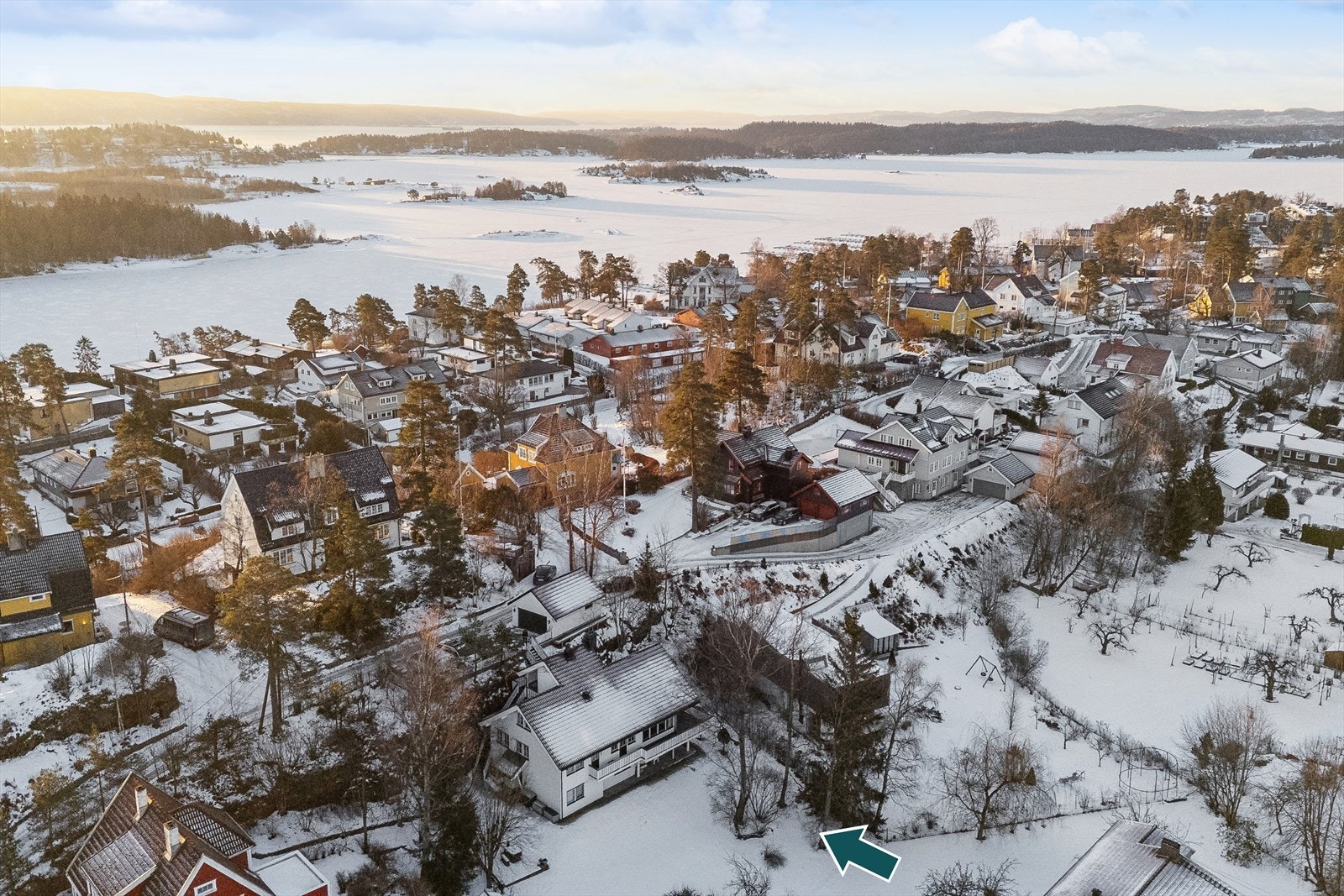 Sjønært og med egen bryggeplass inviterer denne eiendommen til gleder sommer som vinter. Velkommen på visning! Galleribilde