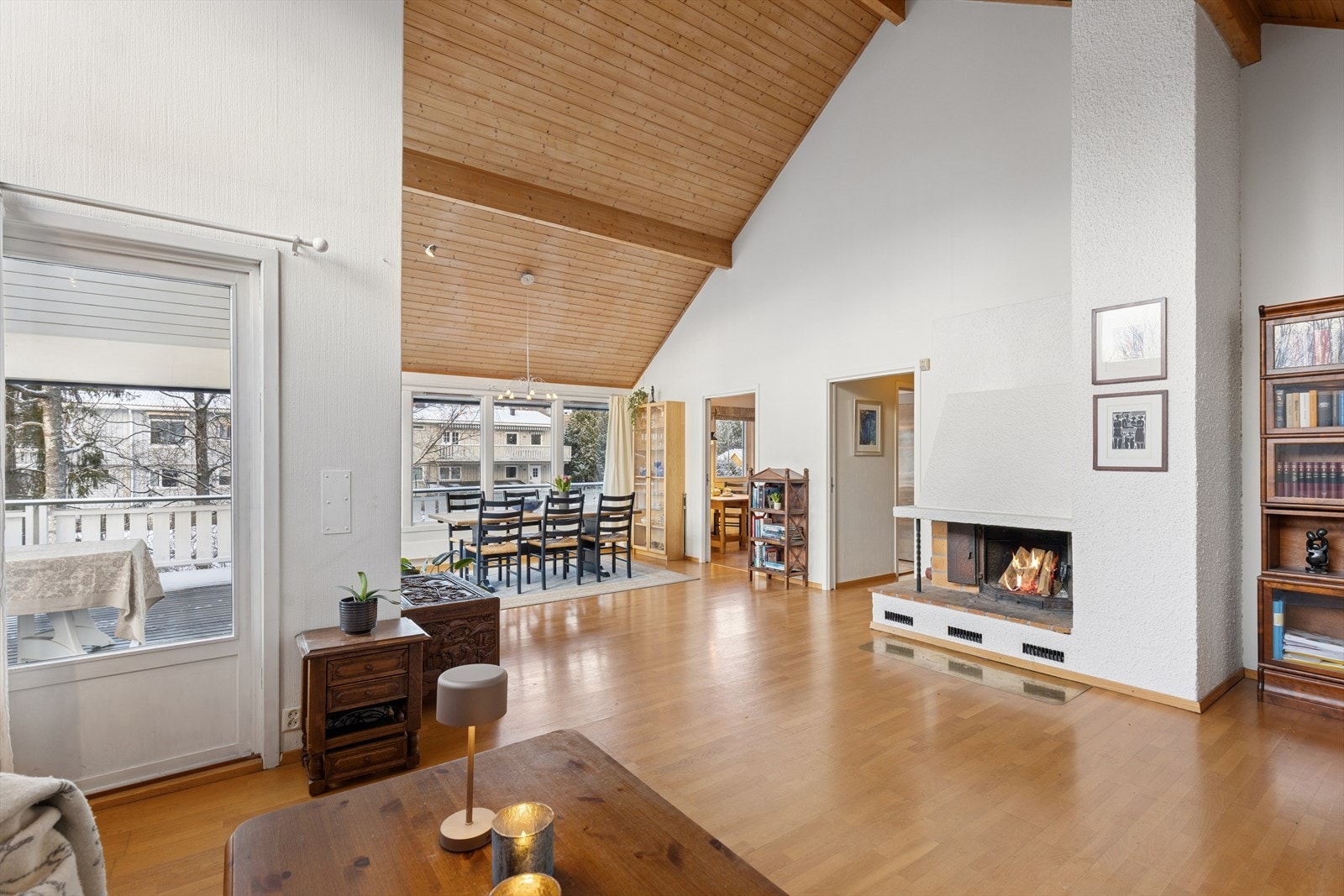 Stue med innsatspeis og svært god takhøyde. Direkte adkomst til kjøkken fra spisestue. Galleribilde