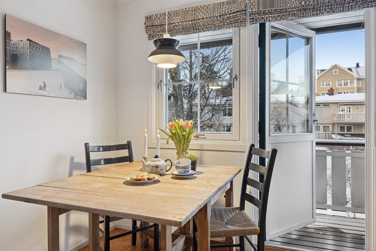 Kjøkken med utgang til veranda som strekker seg rundt store deler av boligen, her vestvendt. Galleribilde