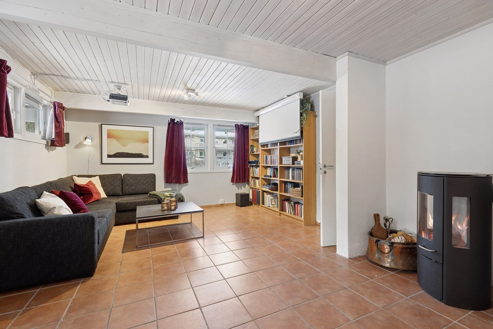 Stue underetasje hoveddel. Utgang til markterrasse og moderne peisovn, også kinorom med prosjektor, lerret og surround lyd. Galleribilde