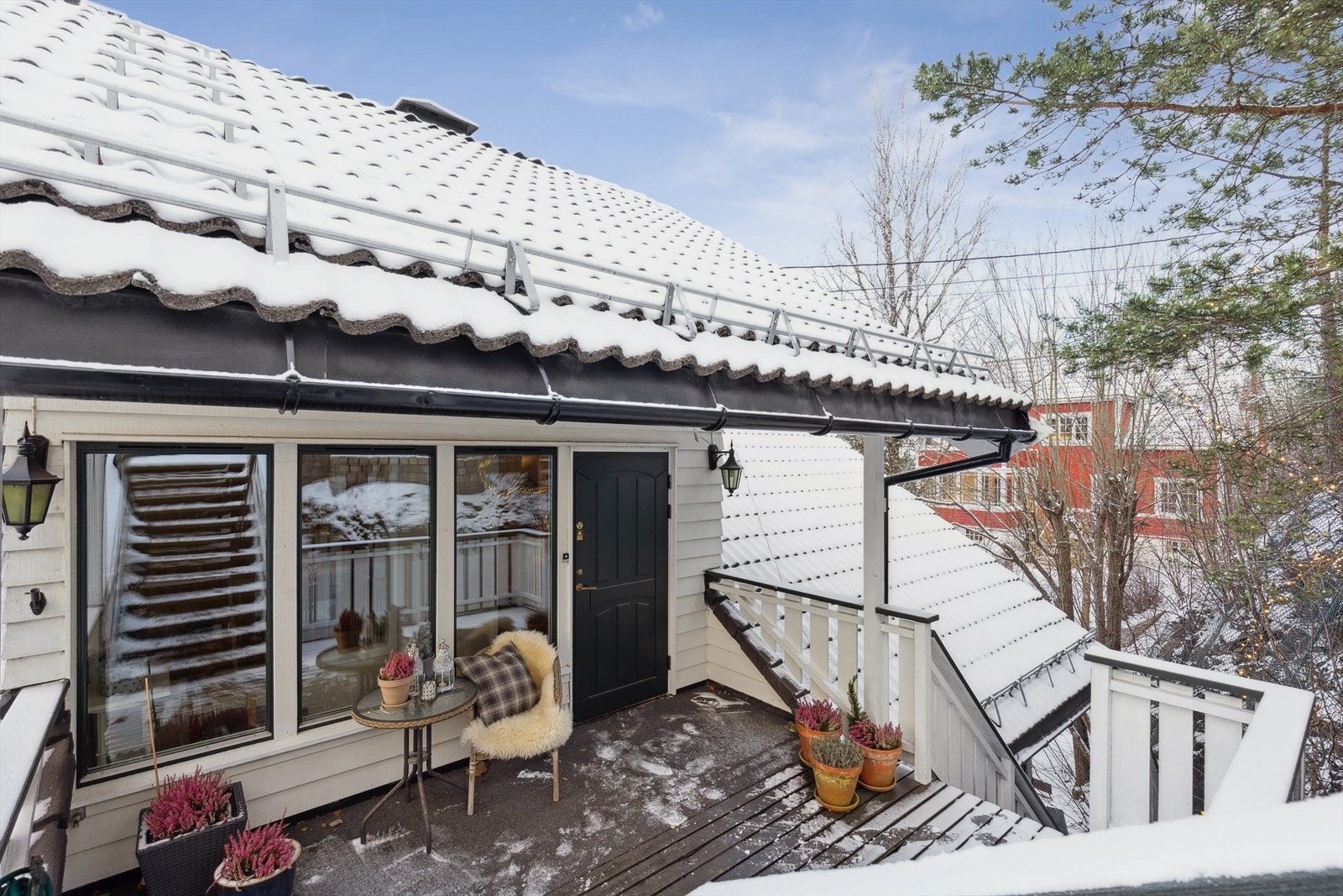 Adkomstparti en utvendig trapp ned fra garasje og gårdsplass. Trappen fortsetter ned til adkomst hybel. Galleribilde