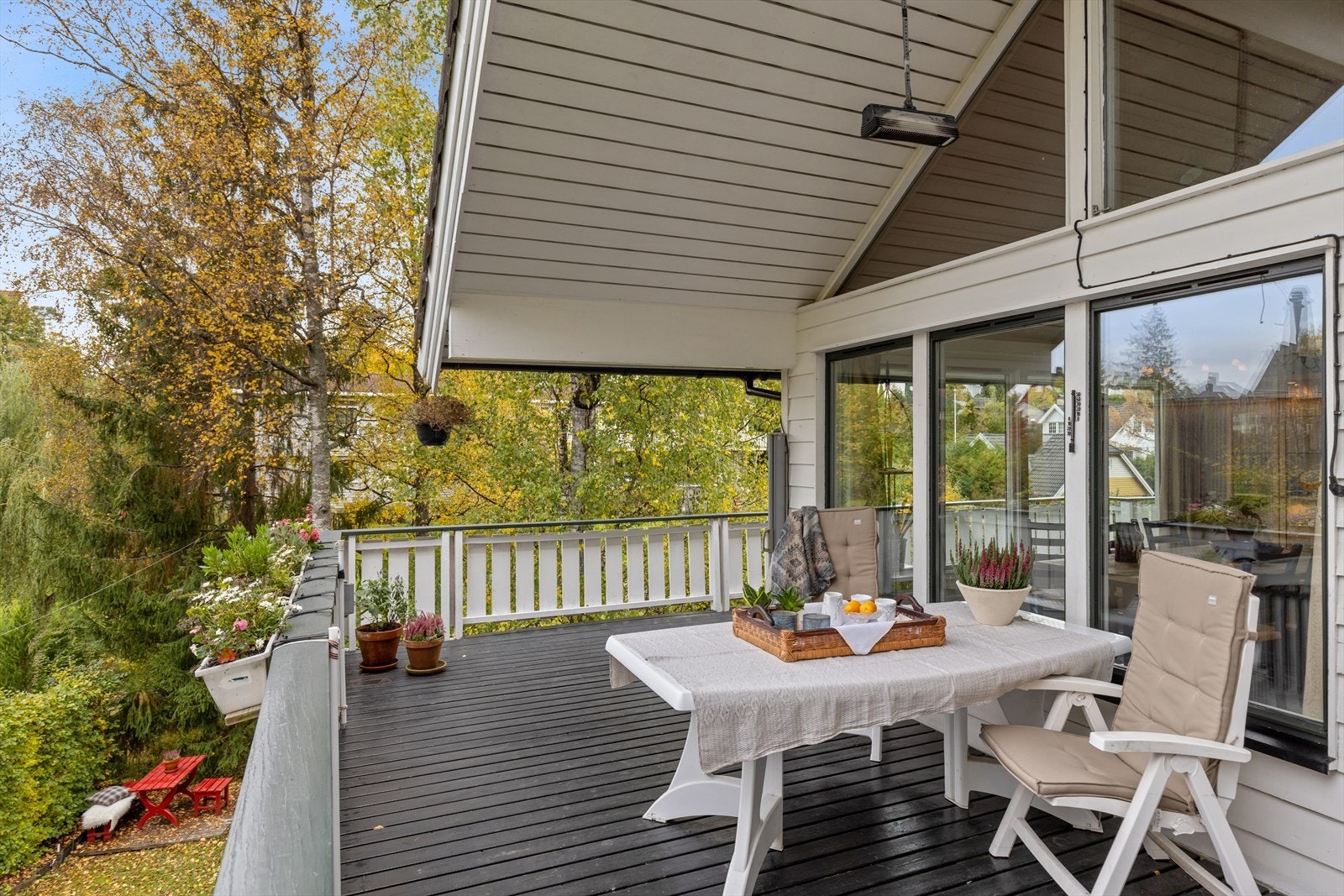 Verandaen er stor og brukervennlig, her kan solen nytes gjennom store deler av dagen/kvelden. Galleribilde