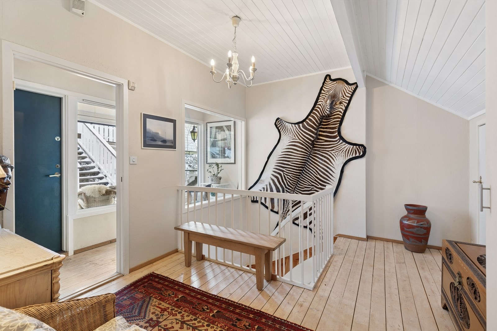 Store vindusflater skaper lyse forhold og god atmosfære i boligen. Galleribilde