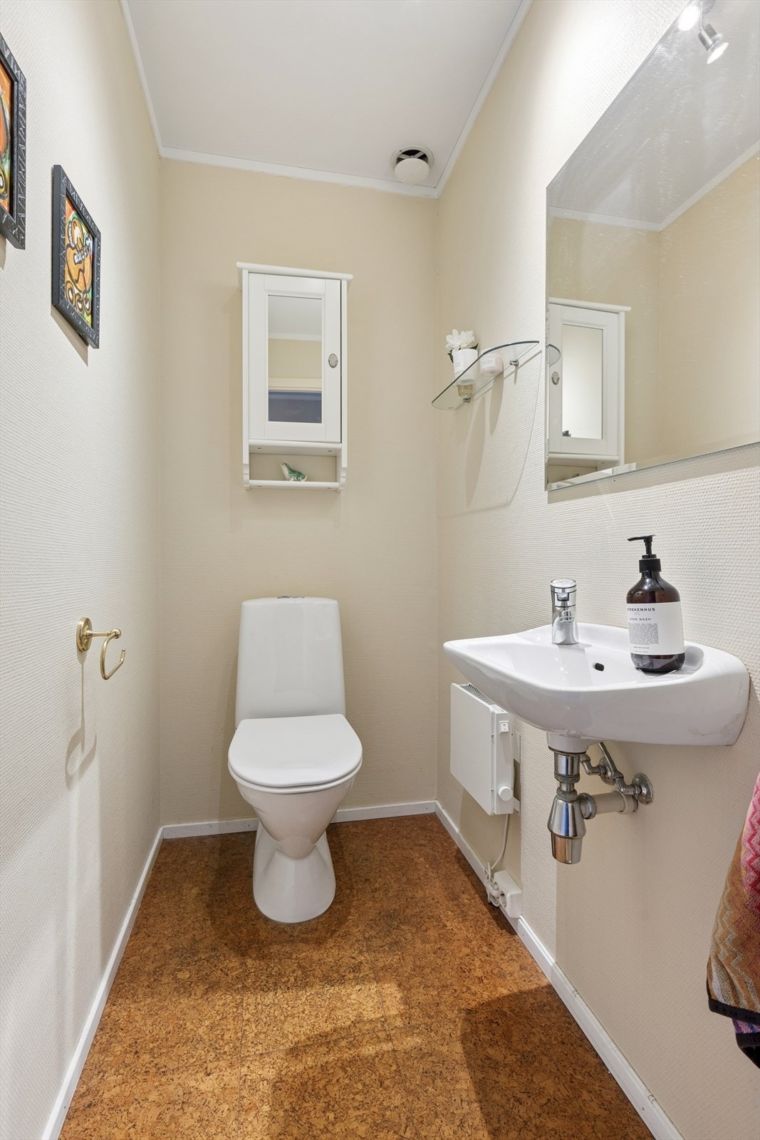 Gjestetoalett i hovedetasjen. Galleribilde