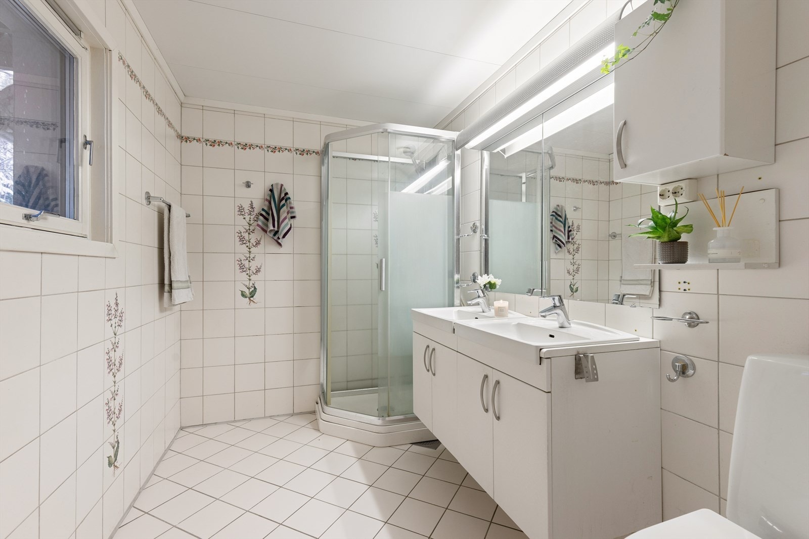 Praktisk bad med dobbel servant. Galleribilde