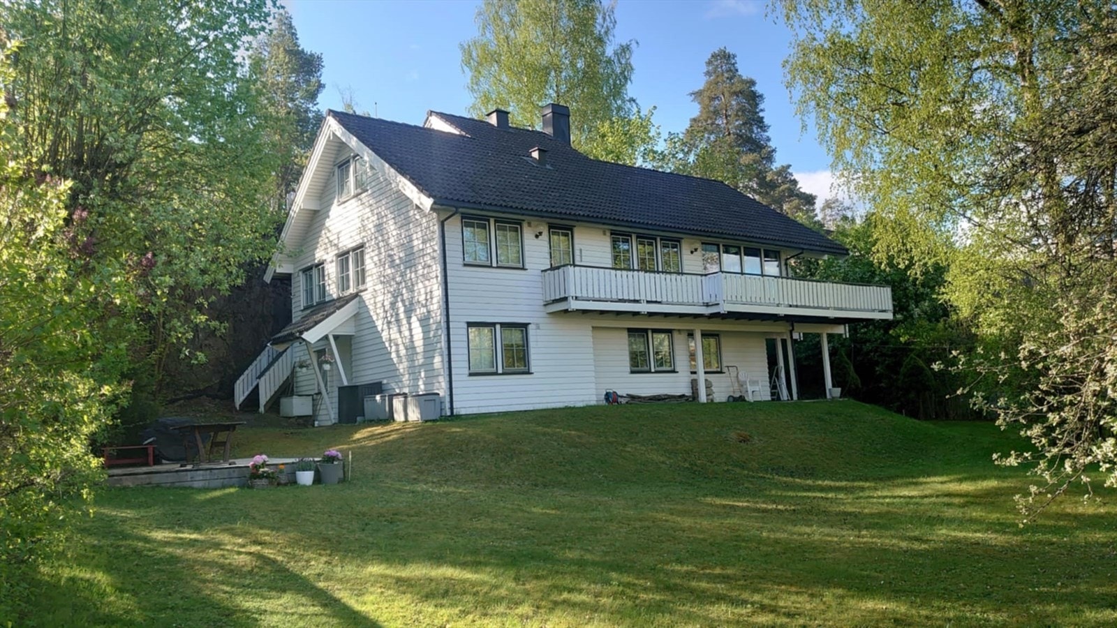 Huset sett fra haven. Galleribilde