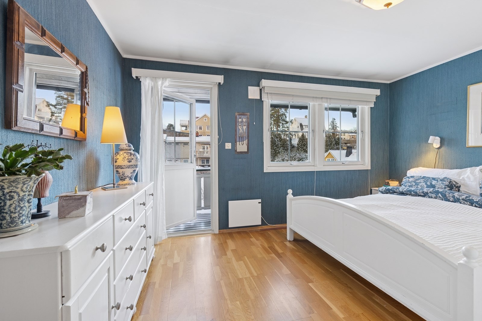 Hovedsoverom - utgang til veranda og godt med skapplass. Galleribilde