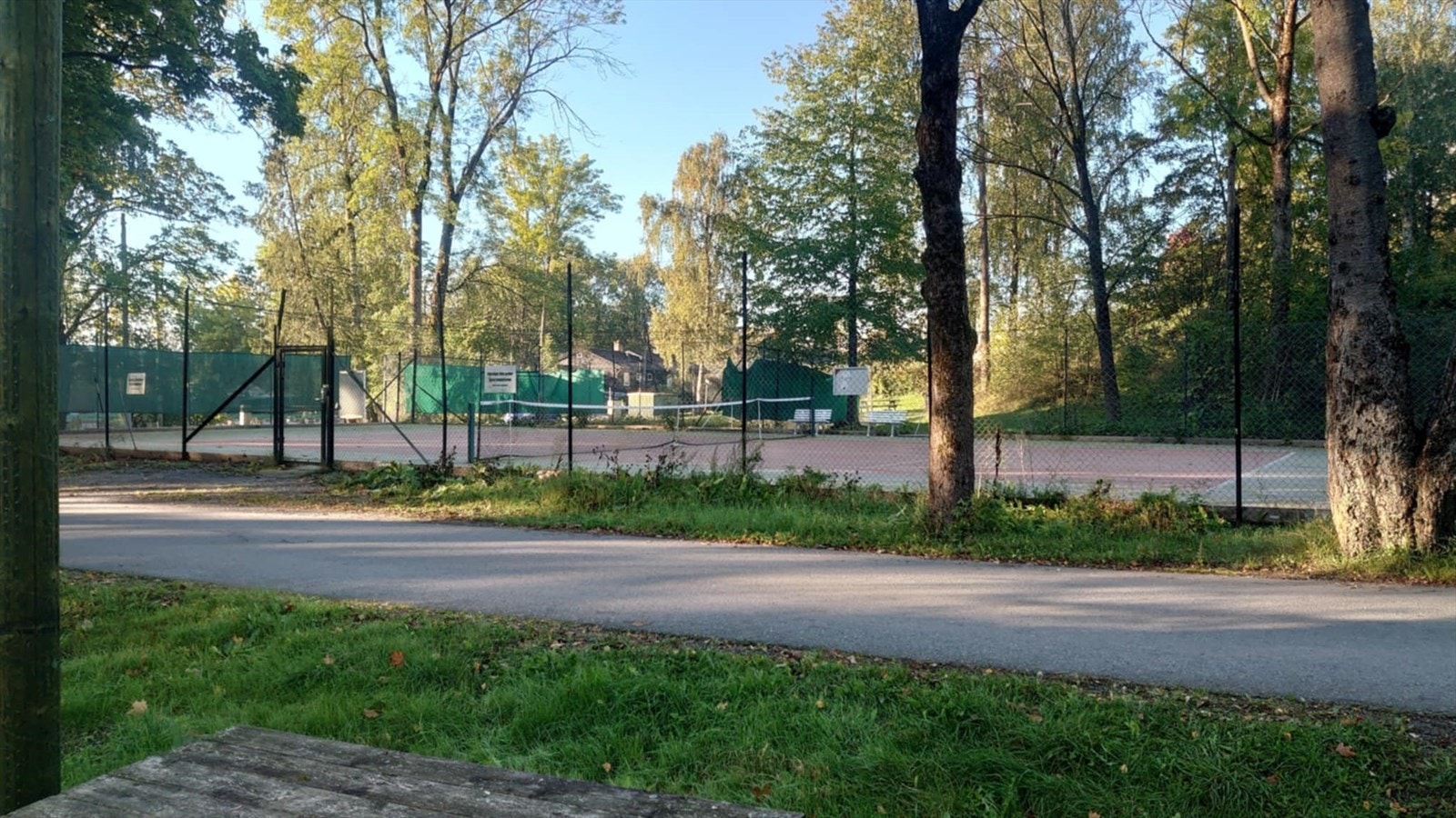 Beboerstyrt tennisbane i nærområdet. Galleribilde
