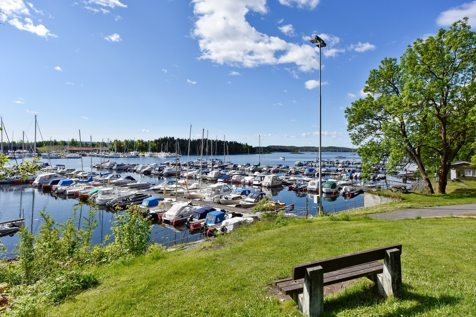 Strand-parken, et steinkast unna. Tur, båt- og badeliv trigger folk i dette området. Galleribilde
