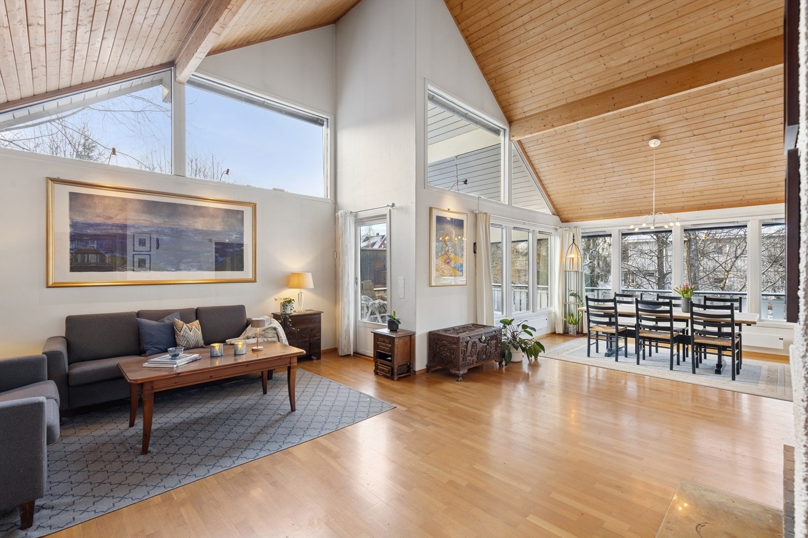 Boligens hovedetasje, stue med utgang til stor veranda. Mye naturlig lys og ekstraordinær takhøyde gjør dette rommet til en spesiell opplevelse. Galleribilde