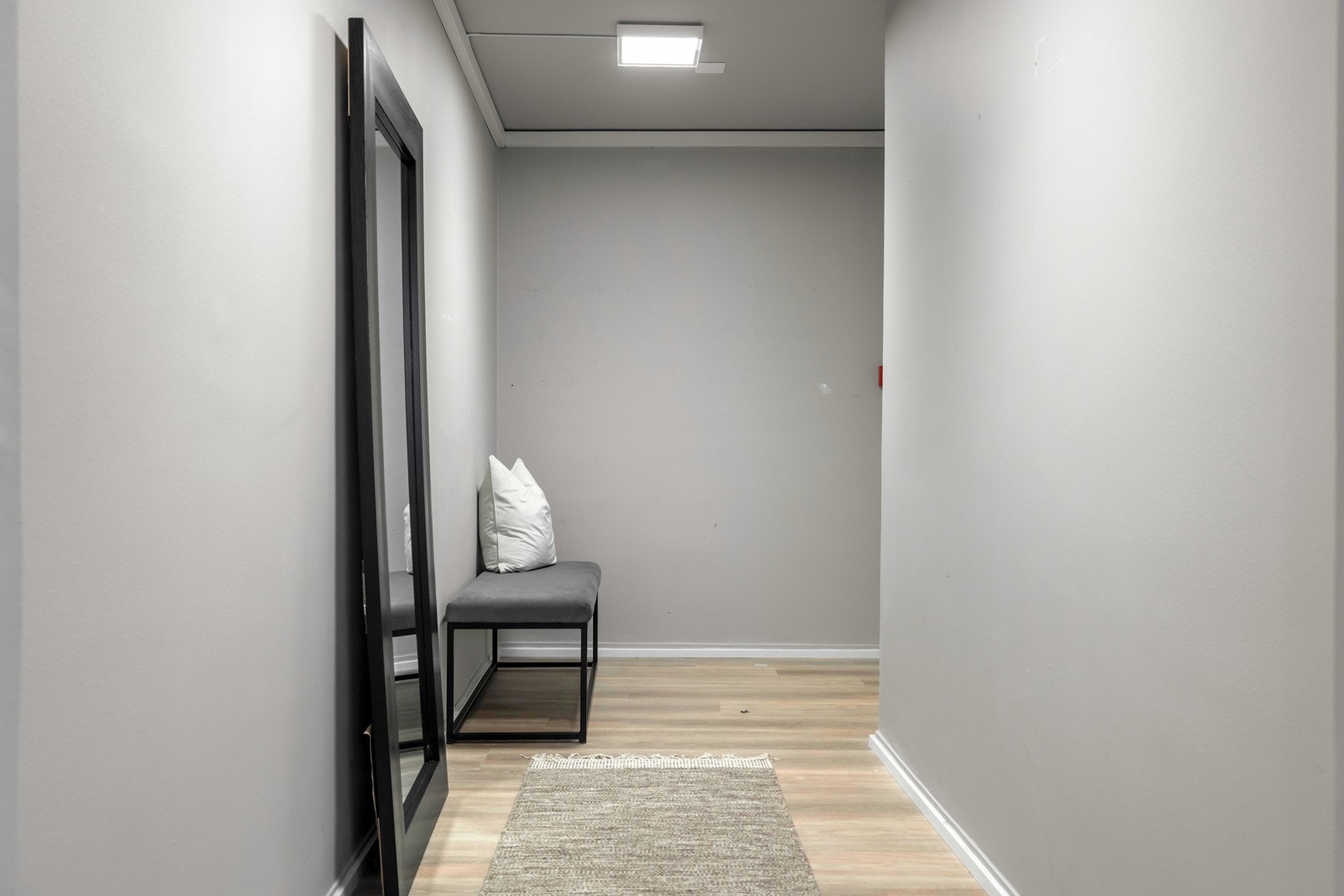 Leiligheten har en god intern beliggenhet i byggets toppetasje. Entréen fremstår romslig og funksjonell, med gode muligheter for etablering av garderobeløsninger Galleribilde