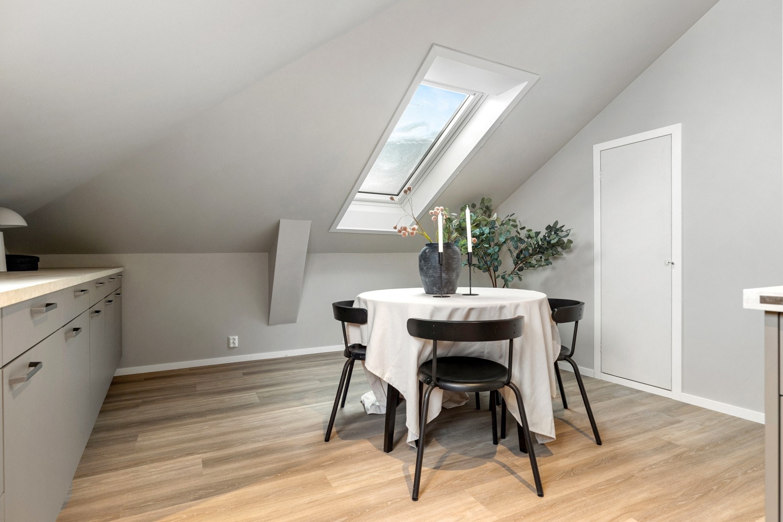 Plass til et hyggelig spisebord ved kjøkkenet Galleribilde