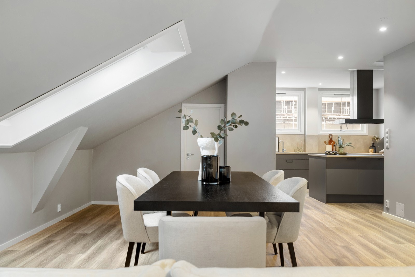 Stue og kjøkken er samlet i en åpen og sosial løsning som gir svært god romfølelse Galleribilde