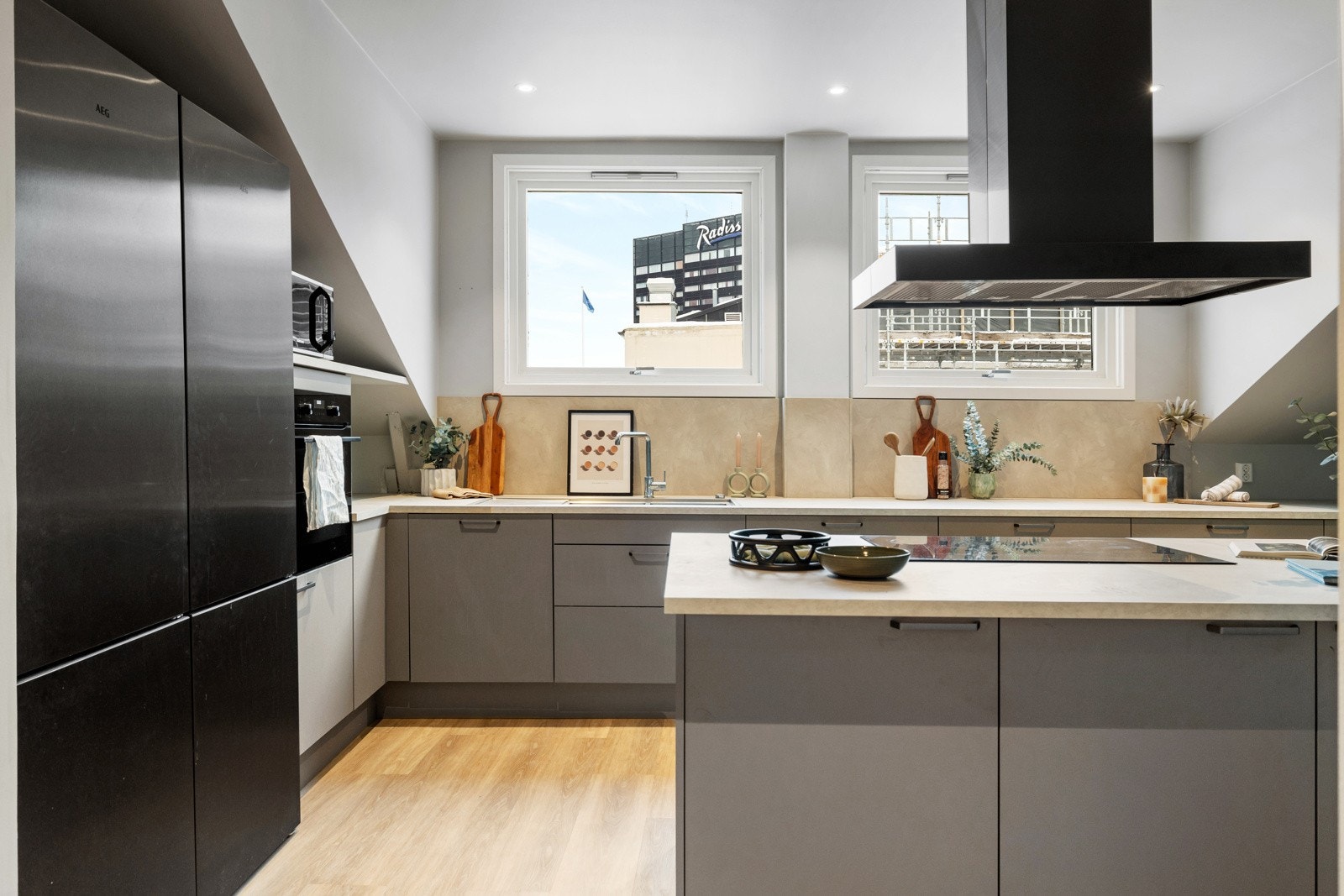 Kjøkkeninnredningen er levert av Tvis og fremstår moderne og gjennomført. Innredningen har glatte fronter og kjøkkenøy i samme utførelse som øvrige skap Galleribilde