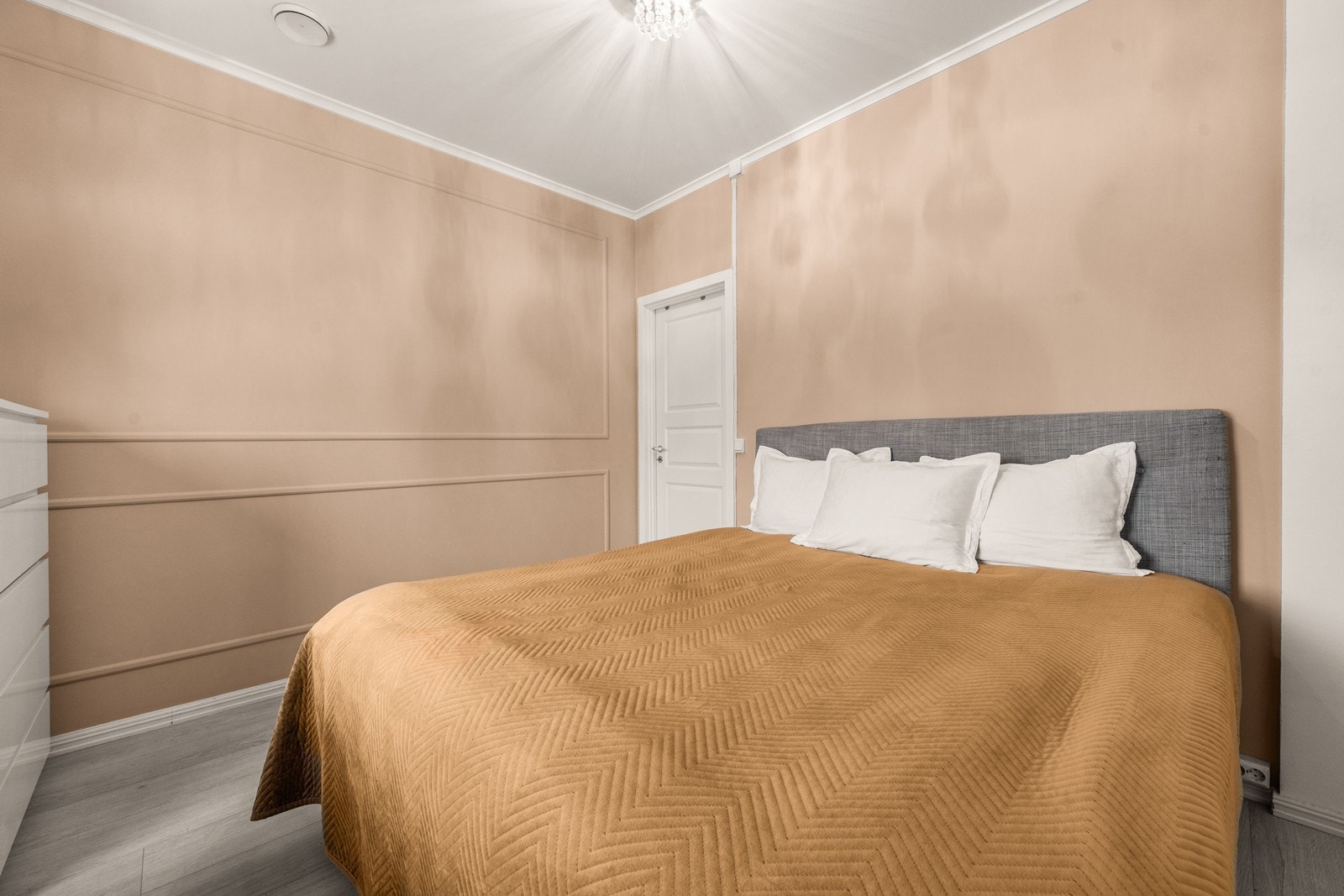 Det er god plass for dobbeltseng og annet enkelt møblement. Galleribilde