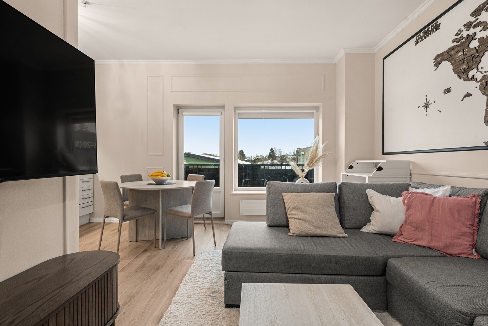 Leiligheten har en åpen løsning med plass for både sofamøblement og spisestue mot kjøkken. Galleribilde