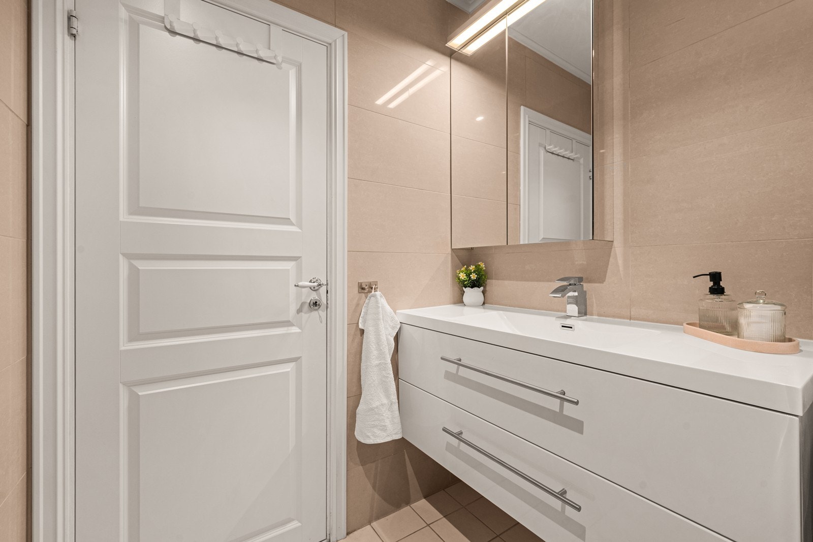 Speilskap med belysning over servant. Galleribilde