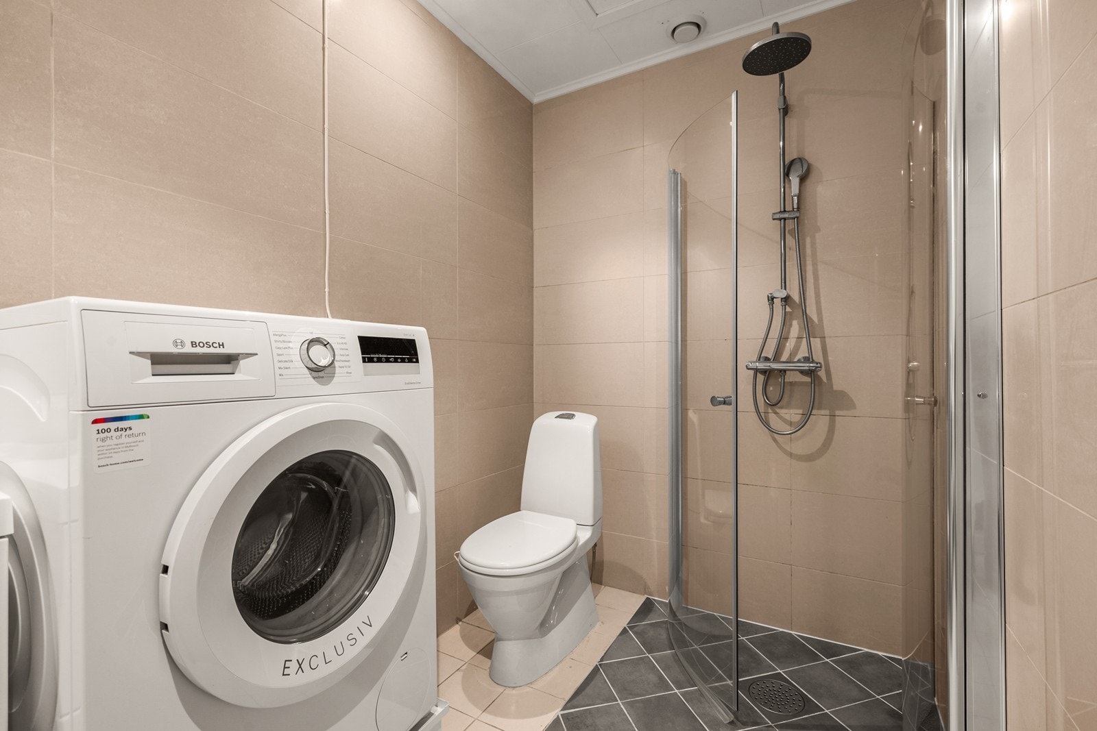 Det er plass for vaskemaskin. Galleribilde