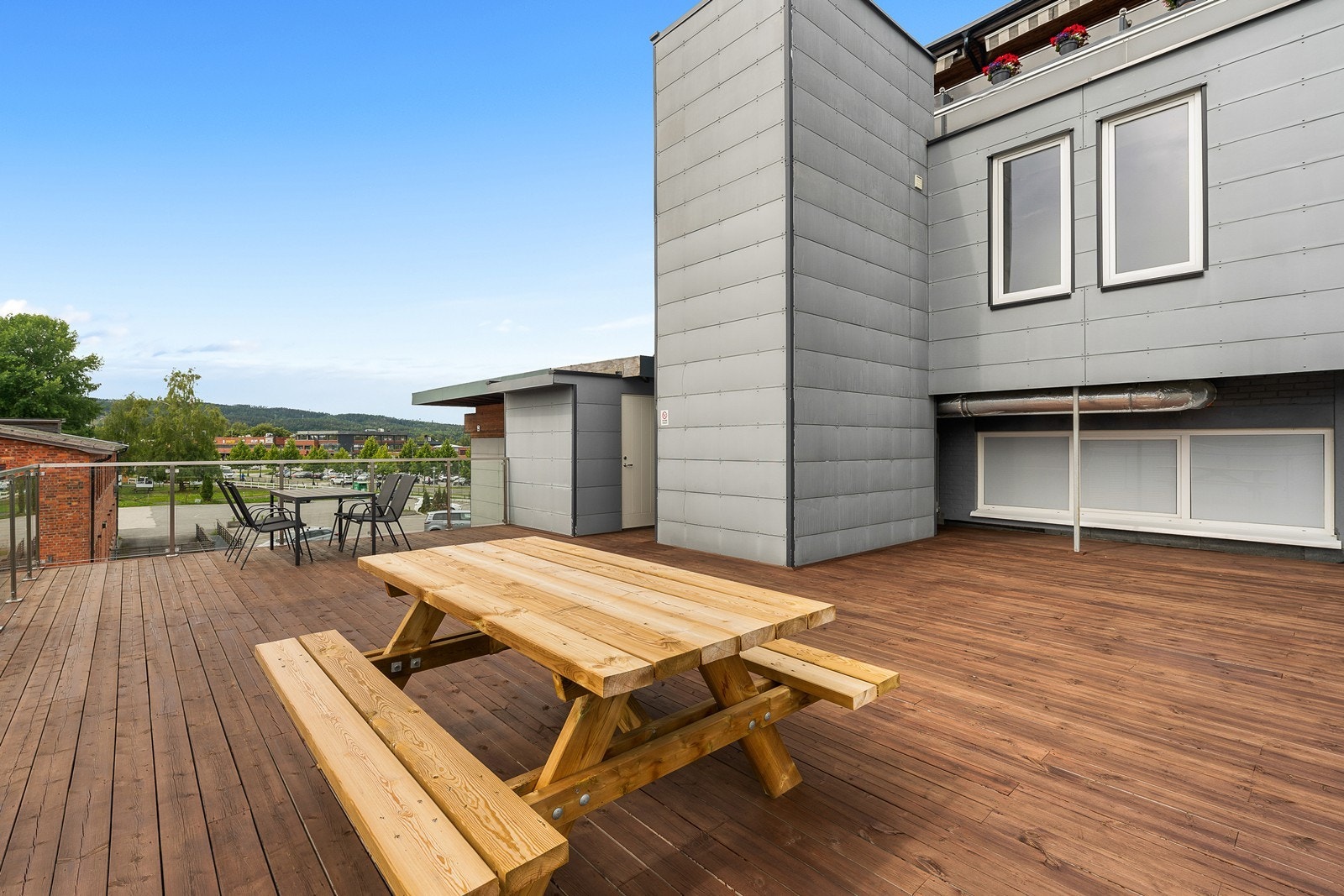 Det er fine fellesterrasser i sameiet. Galleribilde