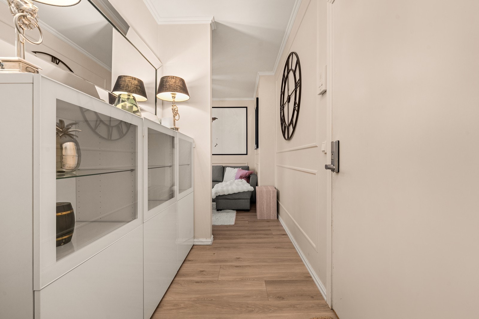 Hall / entré med plass for yttertøy og sko. Galleribilde