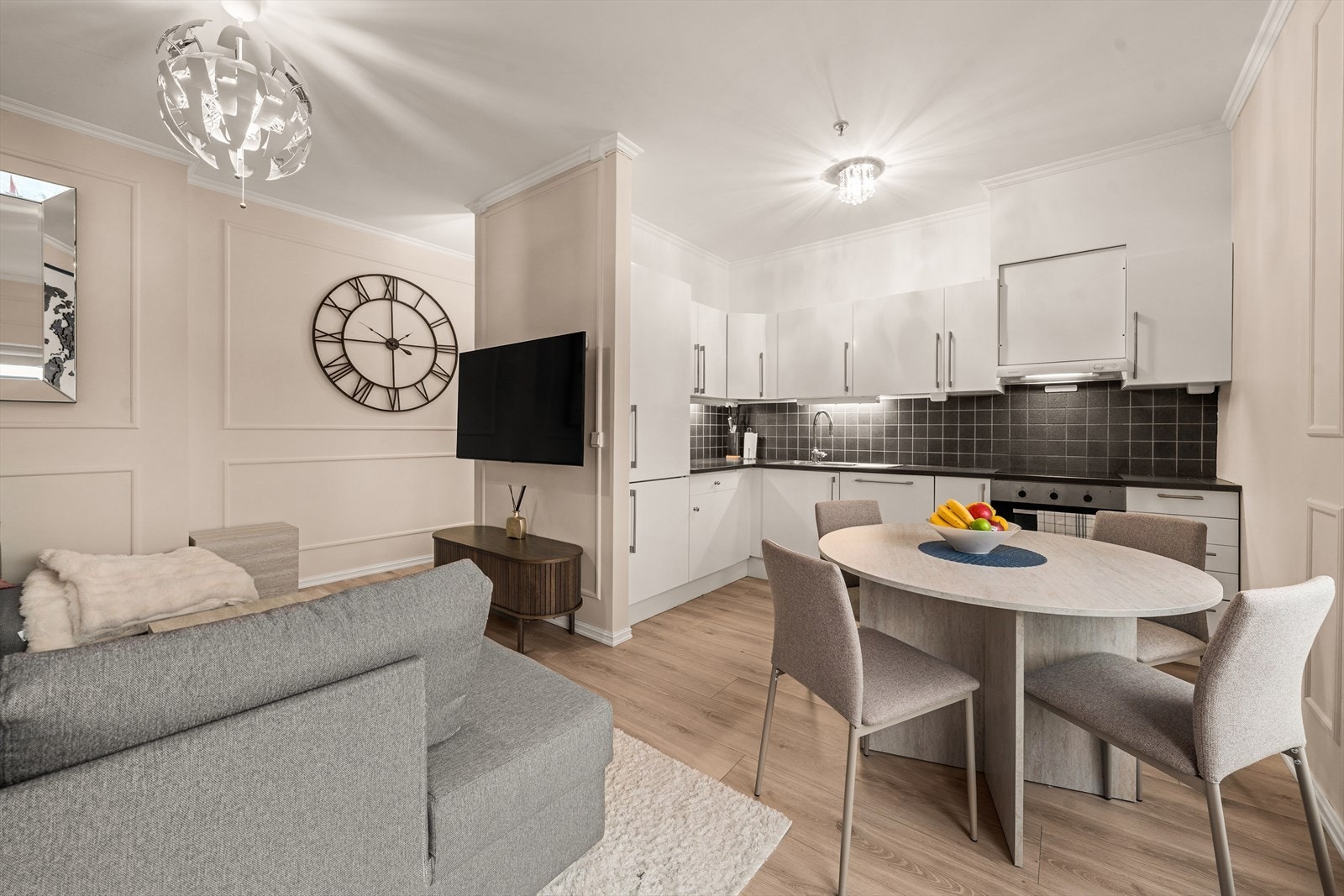 Stilren kjøkkeninnredning med dels integrerte hvitevarer. Galleribilde