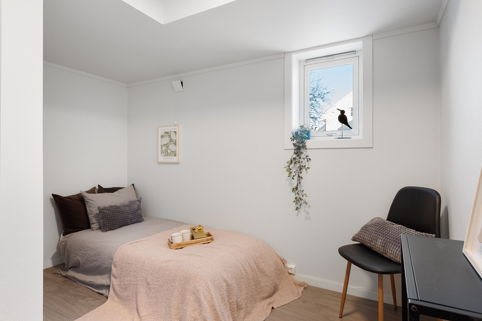 Plass til enkeltseng med vindu for naturlig lysinnslipp og ventilasjon. Galleribilde