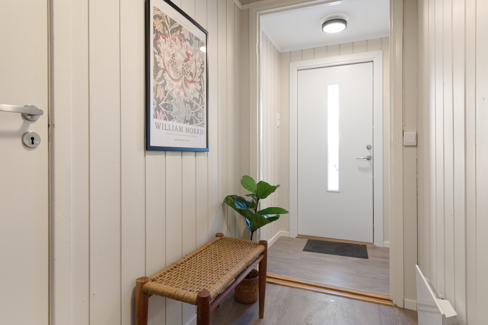 Entréen har en moderne ytterdør fra 2025, som gir et oppdatert inntrykk. Galleribilde