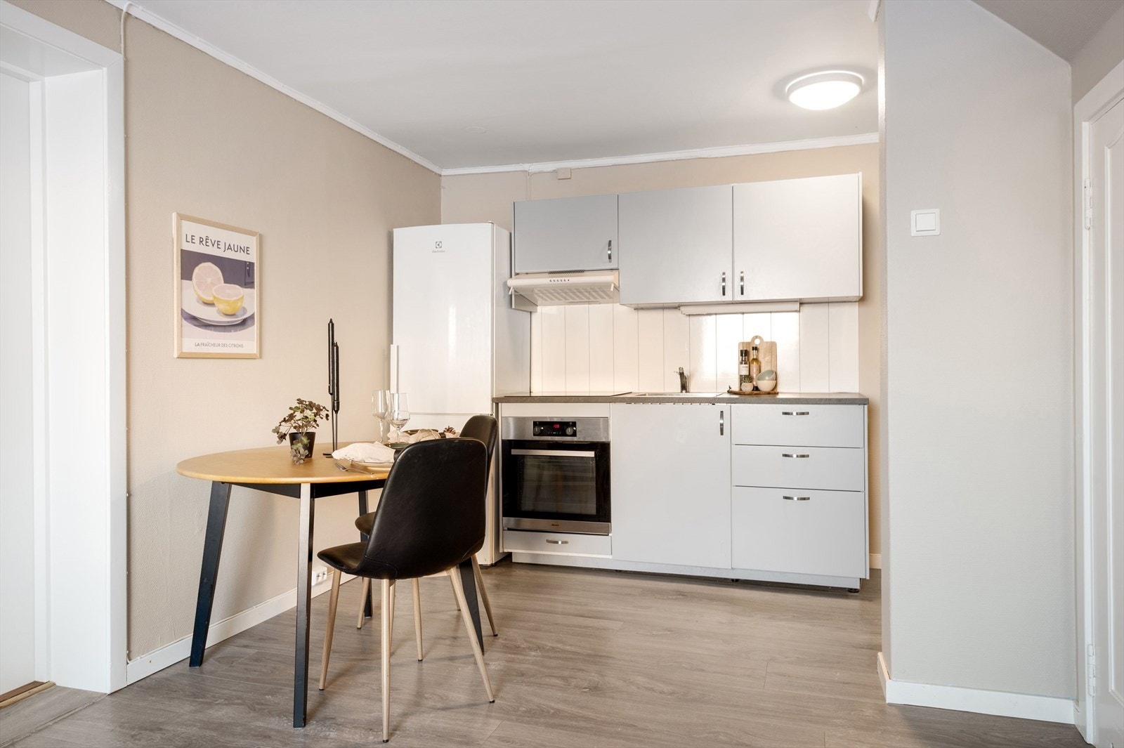 Spiseplass i tilknytning til kjøkkenet gir en naturlig overgang mellom sonene. Galleribilde