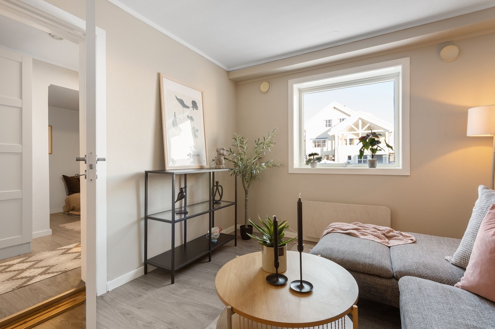 Direkte forbindelse til entréen gir enkel tilgang til oppholdsrommet. Galleribilde