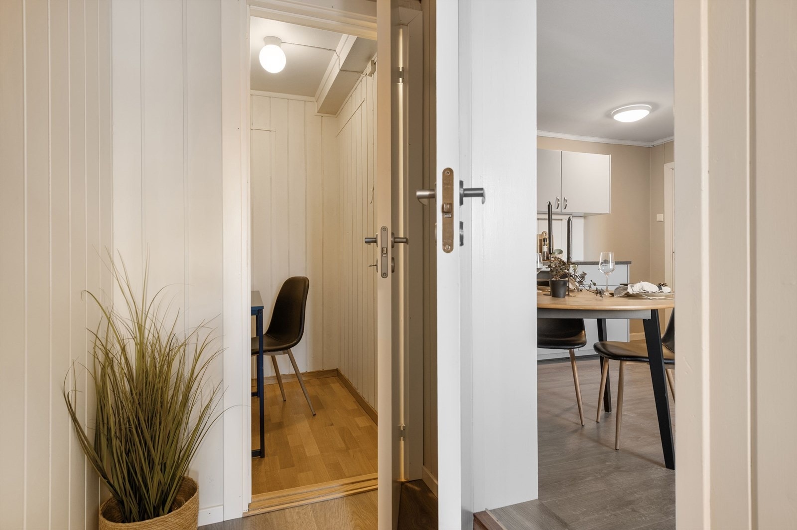 Malt panel på veggene gir en tidløs stil, mens laminatgulvet sikrer enkel vedlikehold. Galleribilde