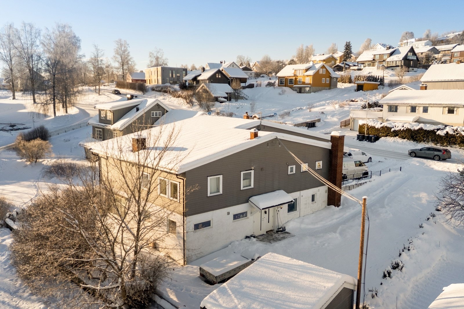 Eiendommen har en praktisk beliggenhet med enkel tilgang til offentlig transport og veiforbindelser. Galleribilde