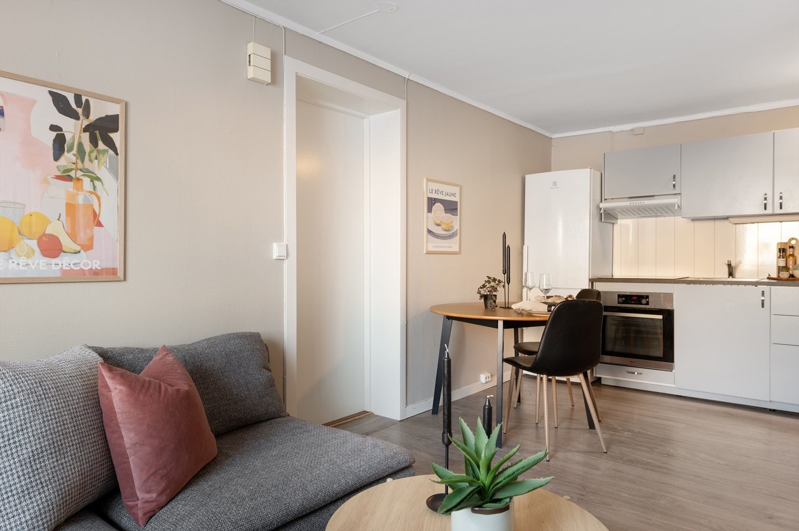 Åpen kjøkken og stue-løsning med plass til et lite spisebord Galleribilde