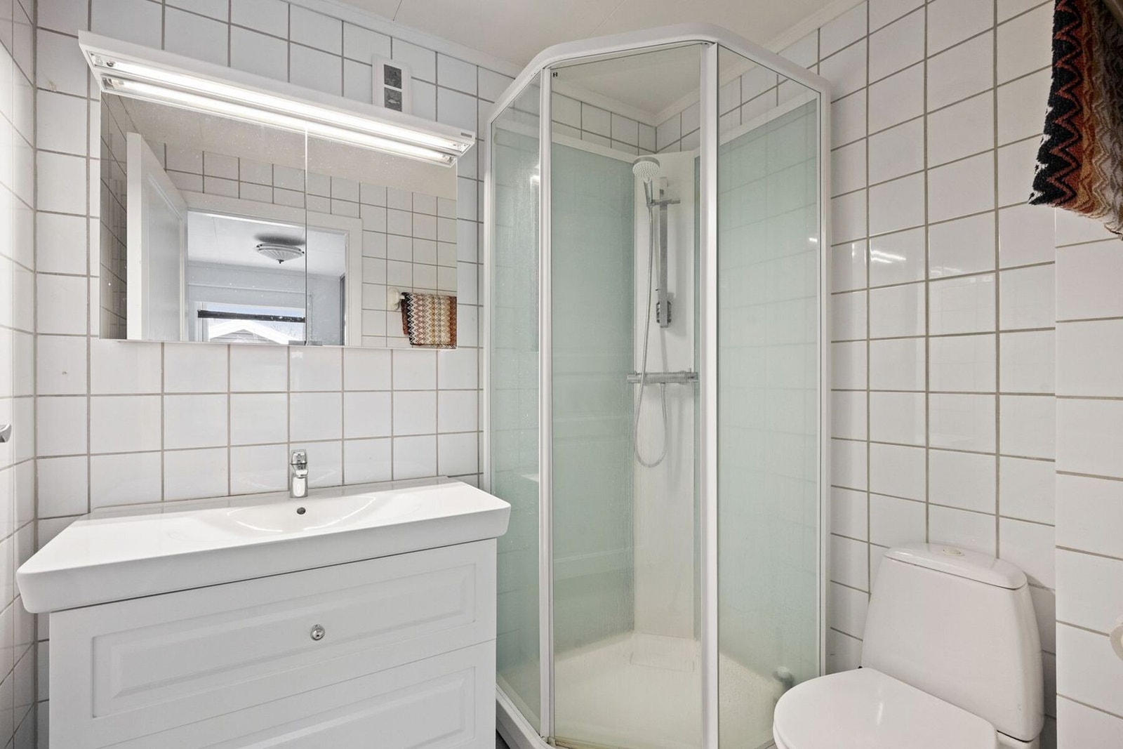 Her er det direkte adgang til eget bad med dusj Galleribilde