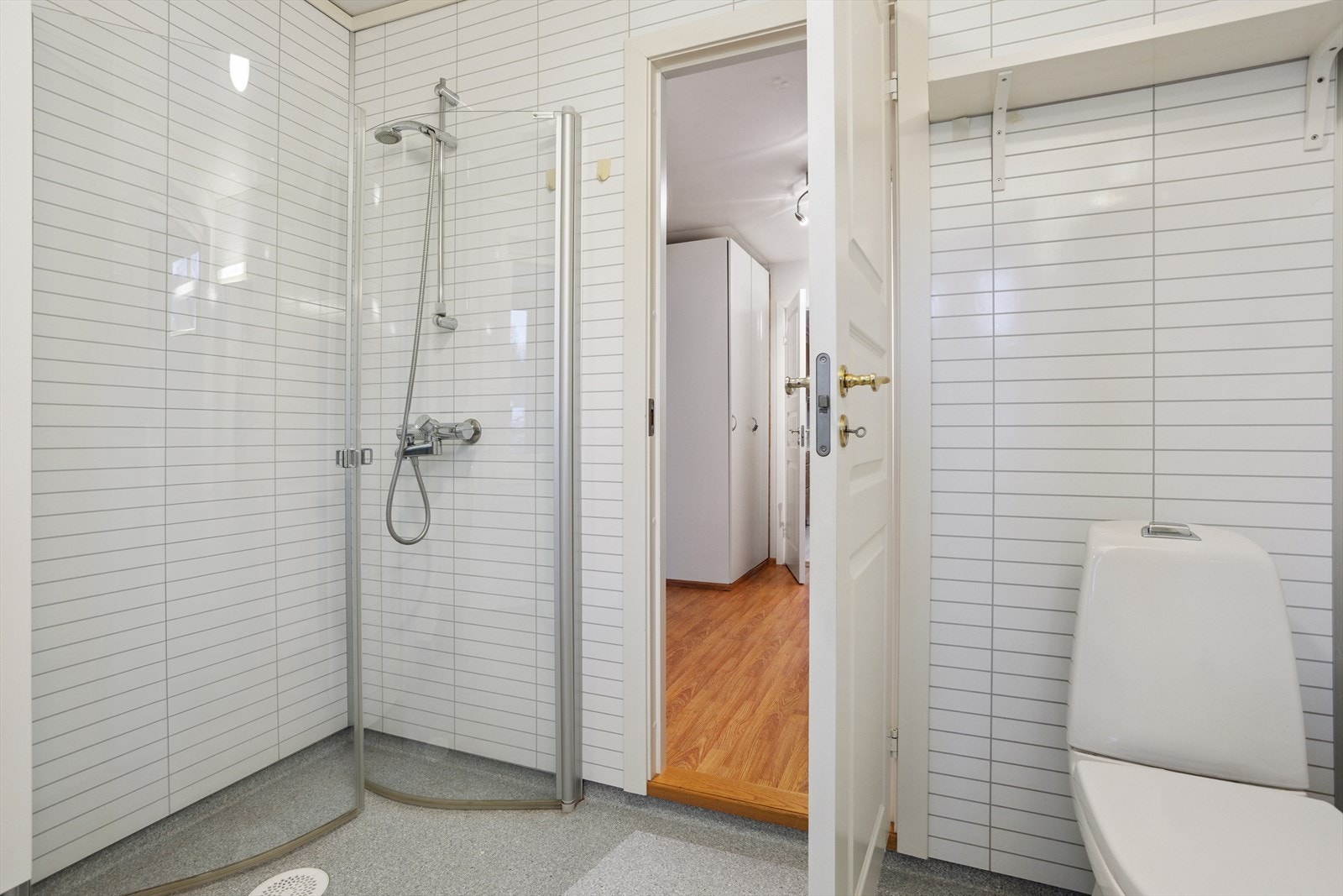 Bad/vaskerom på ca. 5,2 kvm med baderomsplater på vegger og gulvbelegg på gulv. Galleribilde