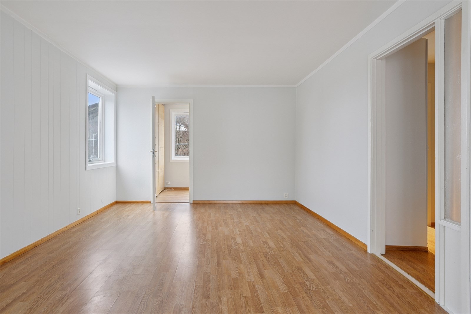 Gulv med laminat, vegger med malte platevegger og malt betonghimling. Galleribilde