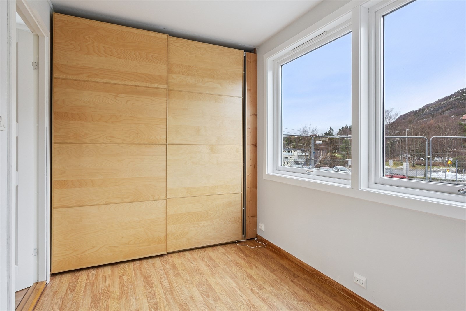 Soverom 2: Soverom på ca. 8,1 kvm, egnet som barnerom, gjesterom eller hjemmekontor. Rommet har garderobeløsning og fremstår funksjonelt. Galleribilde