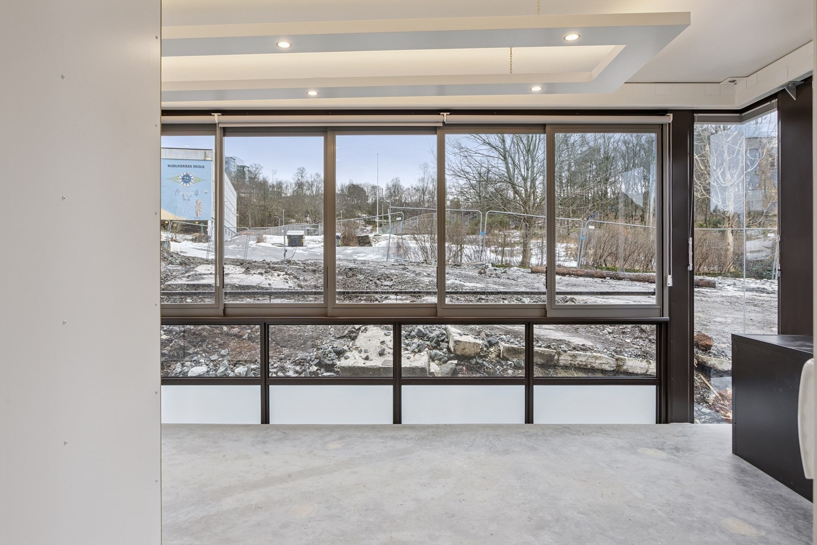 Balkongen er en nydelig forlengelse av stuen, spesielt sommerstid. Et klart pluss ved leiligheten! Galleribilde