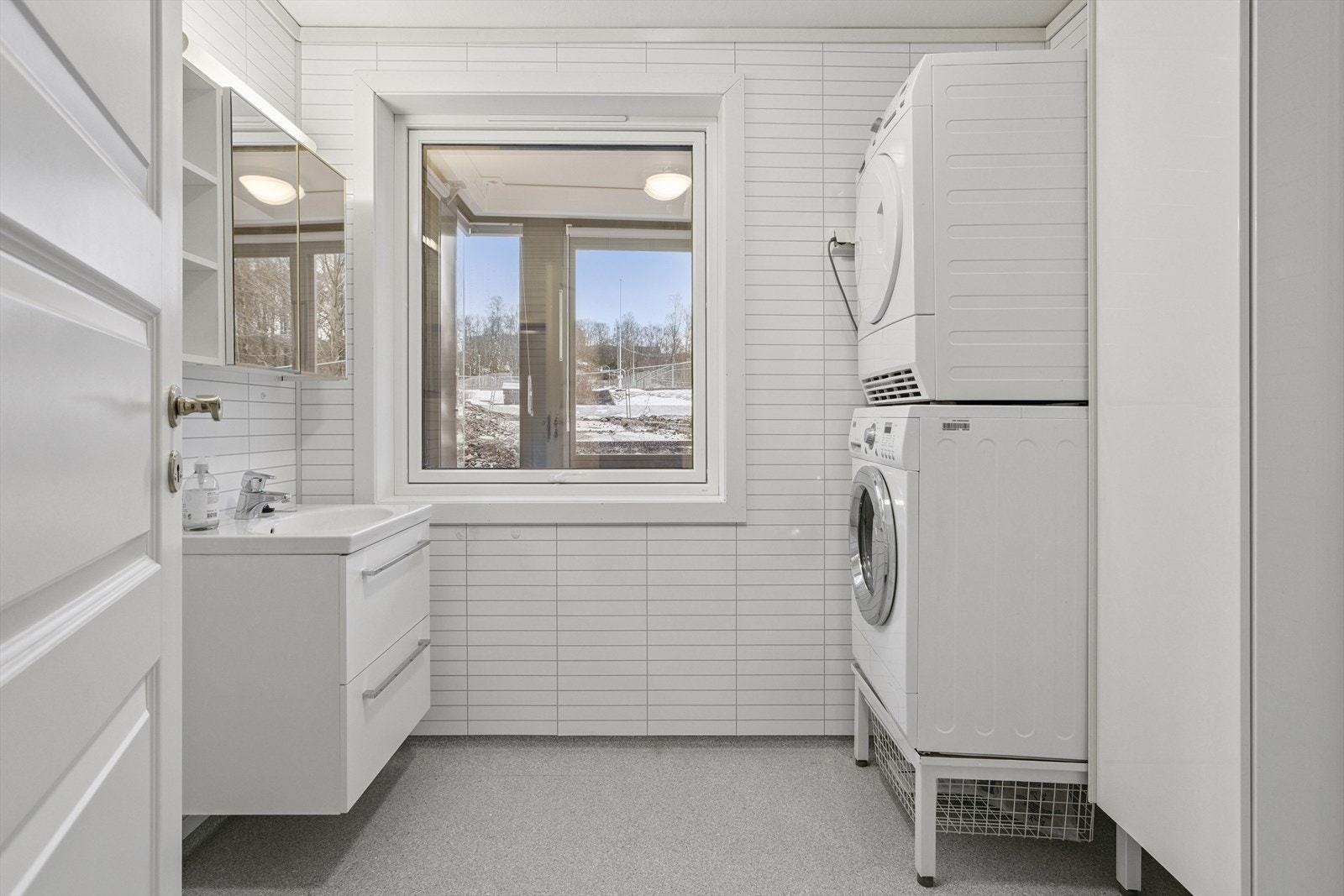 Utstyrt med wc, servant med underskap, speilskap, dusjhjørne med innfellbare dusjdører, samt opplegg for vaskemaskin. Galleribilde