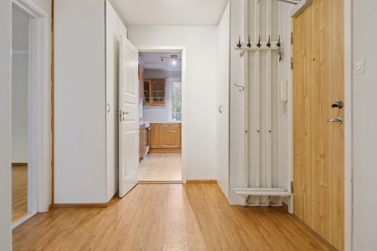 Gangarealet fungerer som et naturlig knutepunkt i boligen og gir enkel adkomst til alle rom. Galleribilde