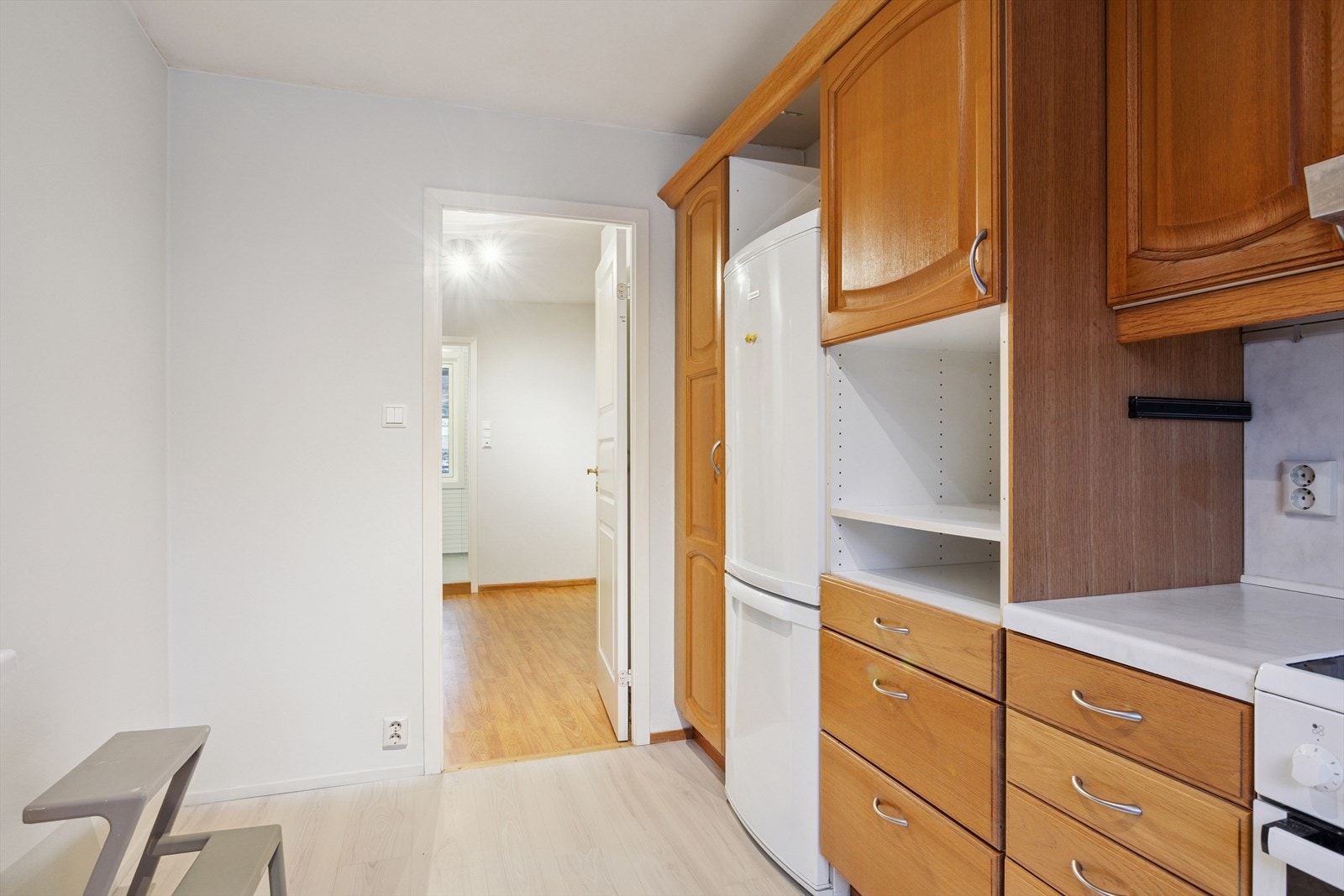 Gulv med laminat, vegger med malte flater og malt betonghimling. Hvitevarer som står på kjøkken ved visning, kan medfølge. Galleribilde