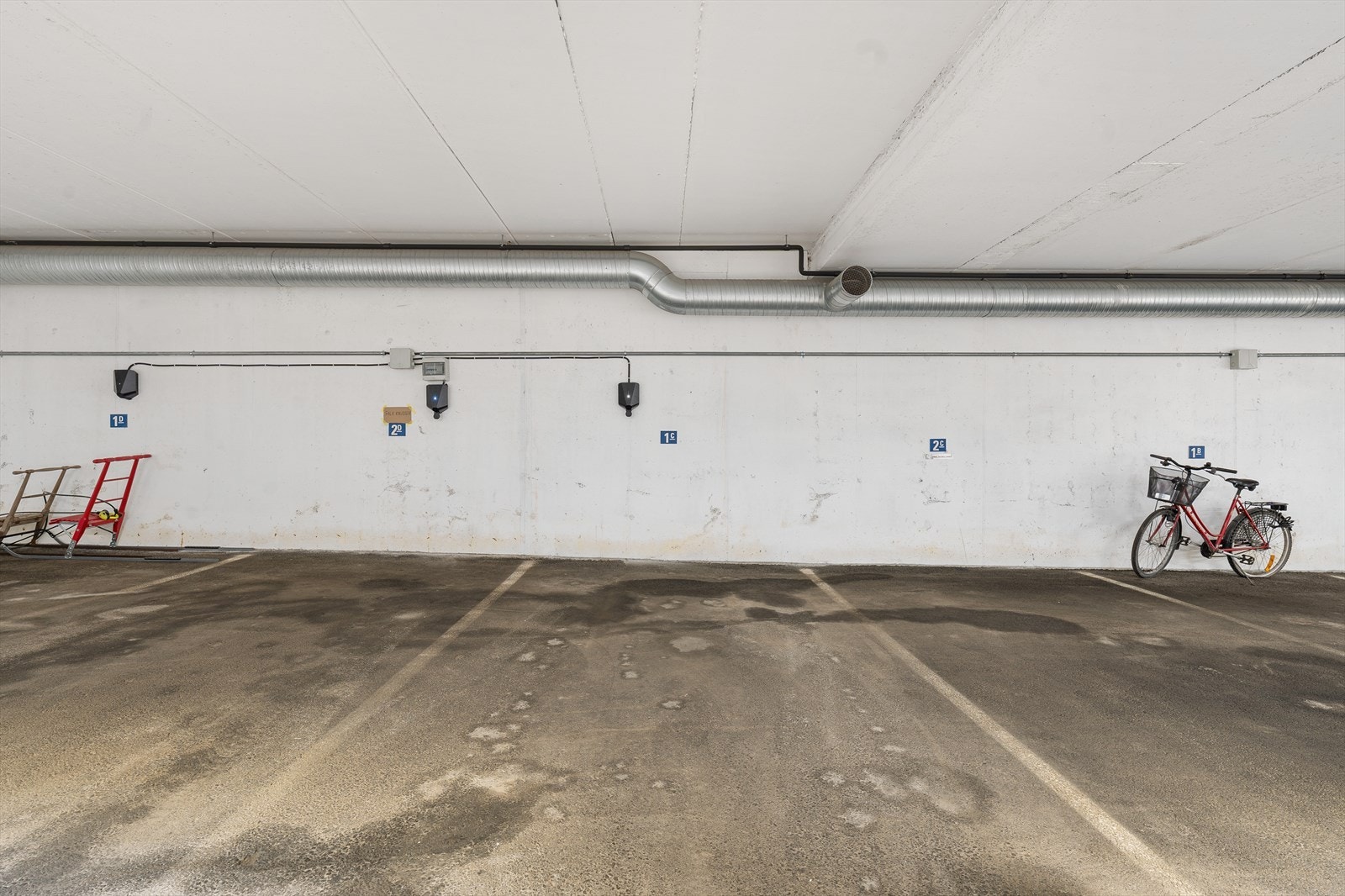 Tilhørende parkeringsplass med elbil lader Galleribilde