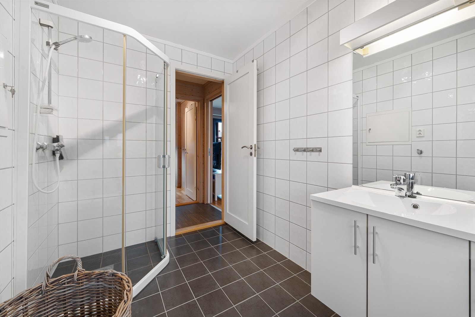 Bad med dusj og varmekabler Galleribilde