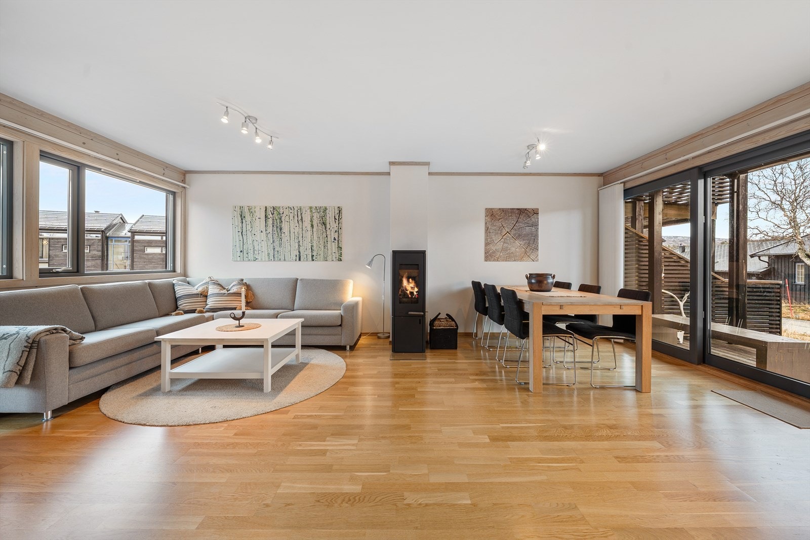 Romslig stue med utgang til terrasse på begge sider - lun og koselig peis. Galleribilde