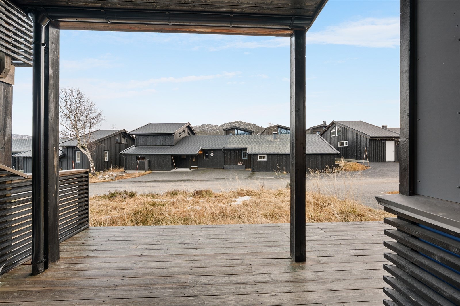 Terrasse utfra stue / kjøkken - her er det morgen sol. Galleribilde