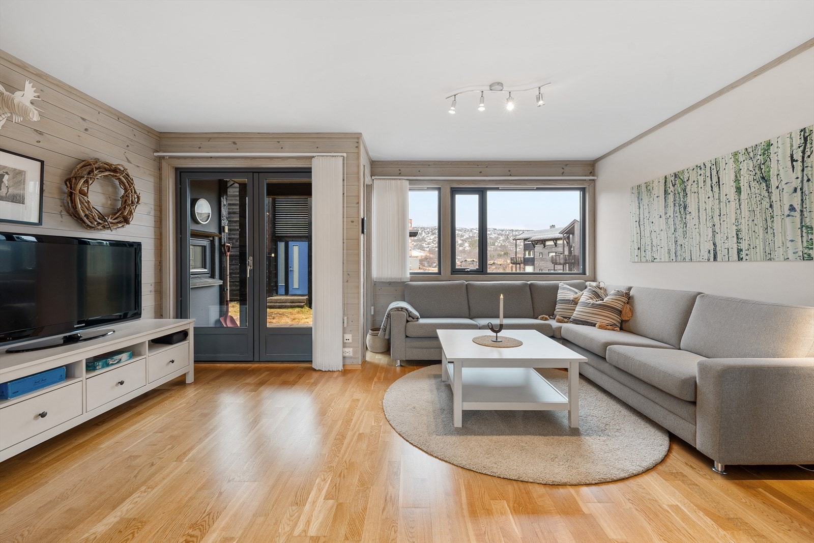 Fra stuen kan man se oppo mot fjellene i vest / Alpin anlegget. Galleribilde