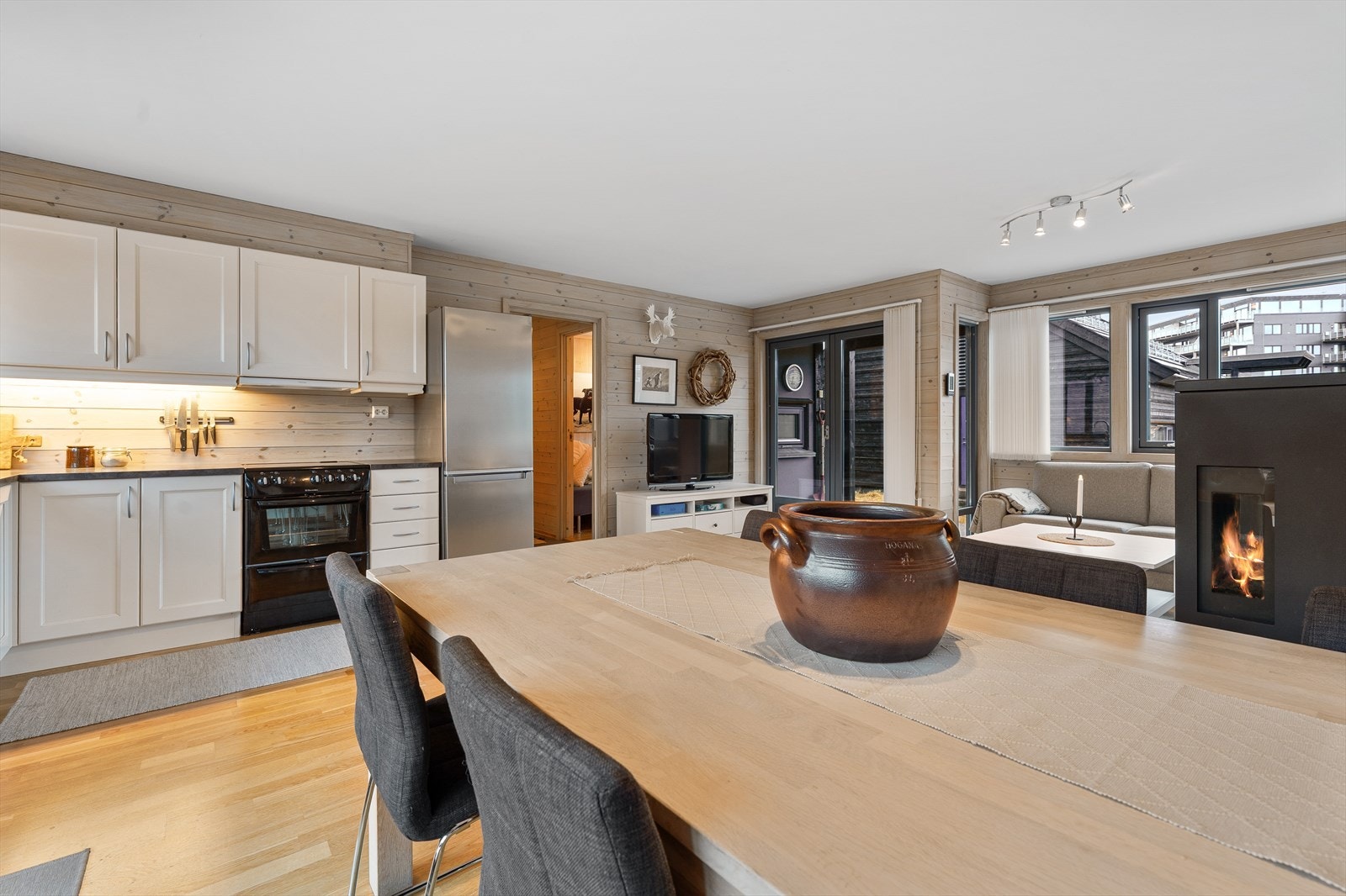 Stuen er romslig med peis og åpent kjøkken. Galleribilde