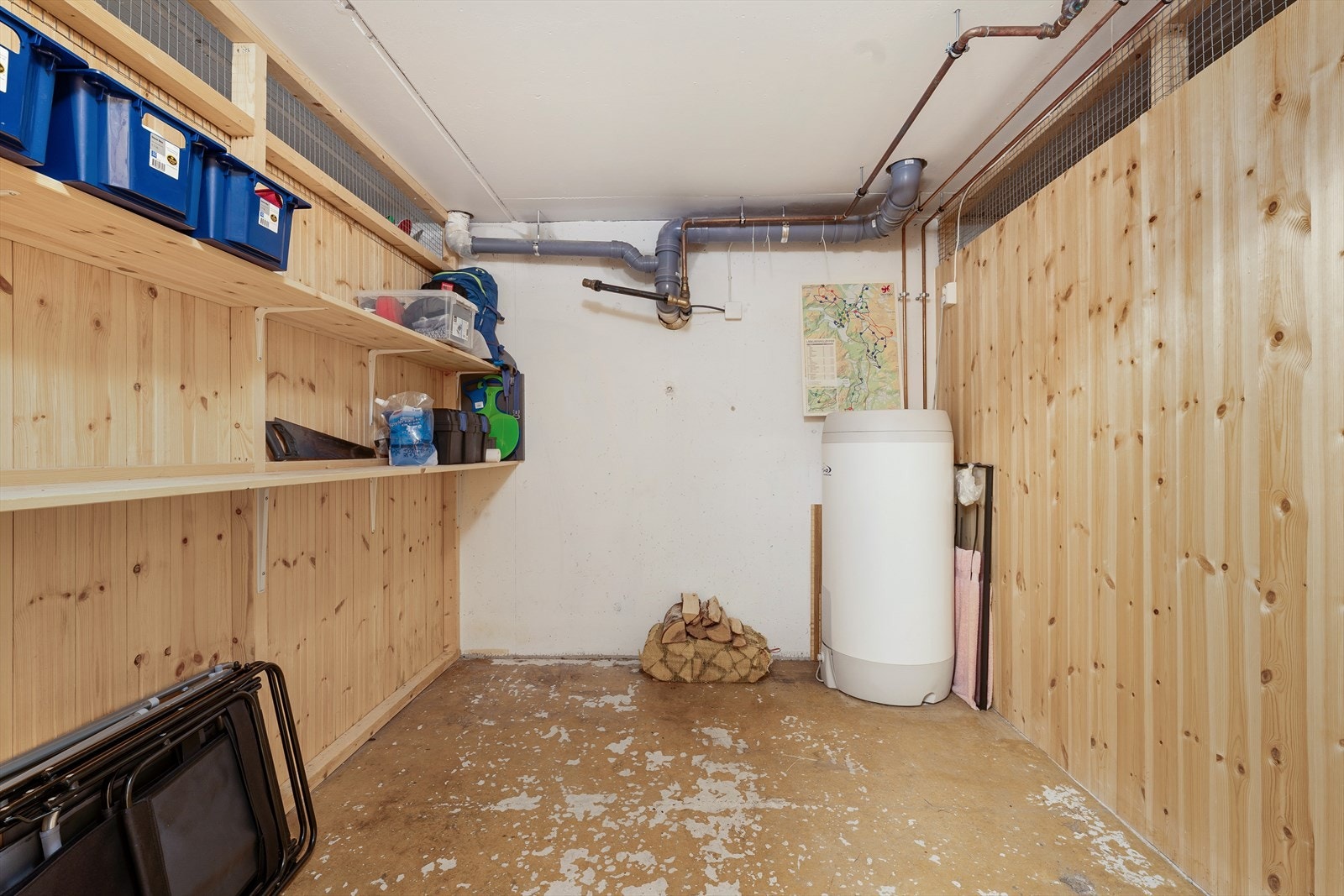 Rosmlig bod i kjeller - varmtvannsbereder plasser for plass besparelse. Galleribilde