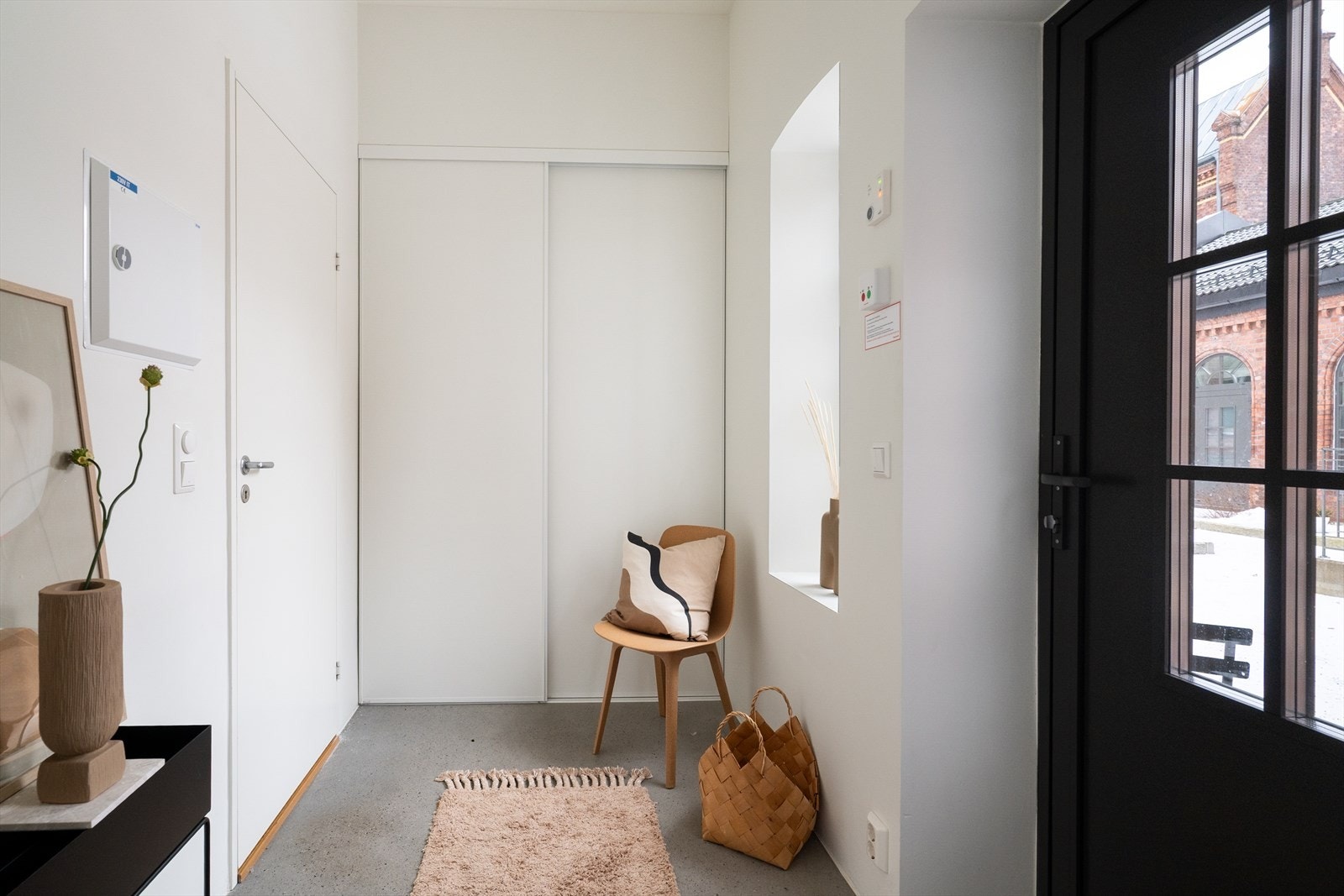 Det er plass til mindre møblering, samt til sko- og ytterklær i skyvedørsgarderoben. Galleribilde