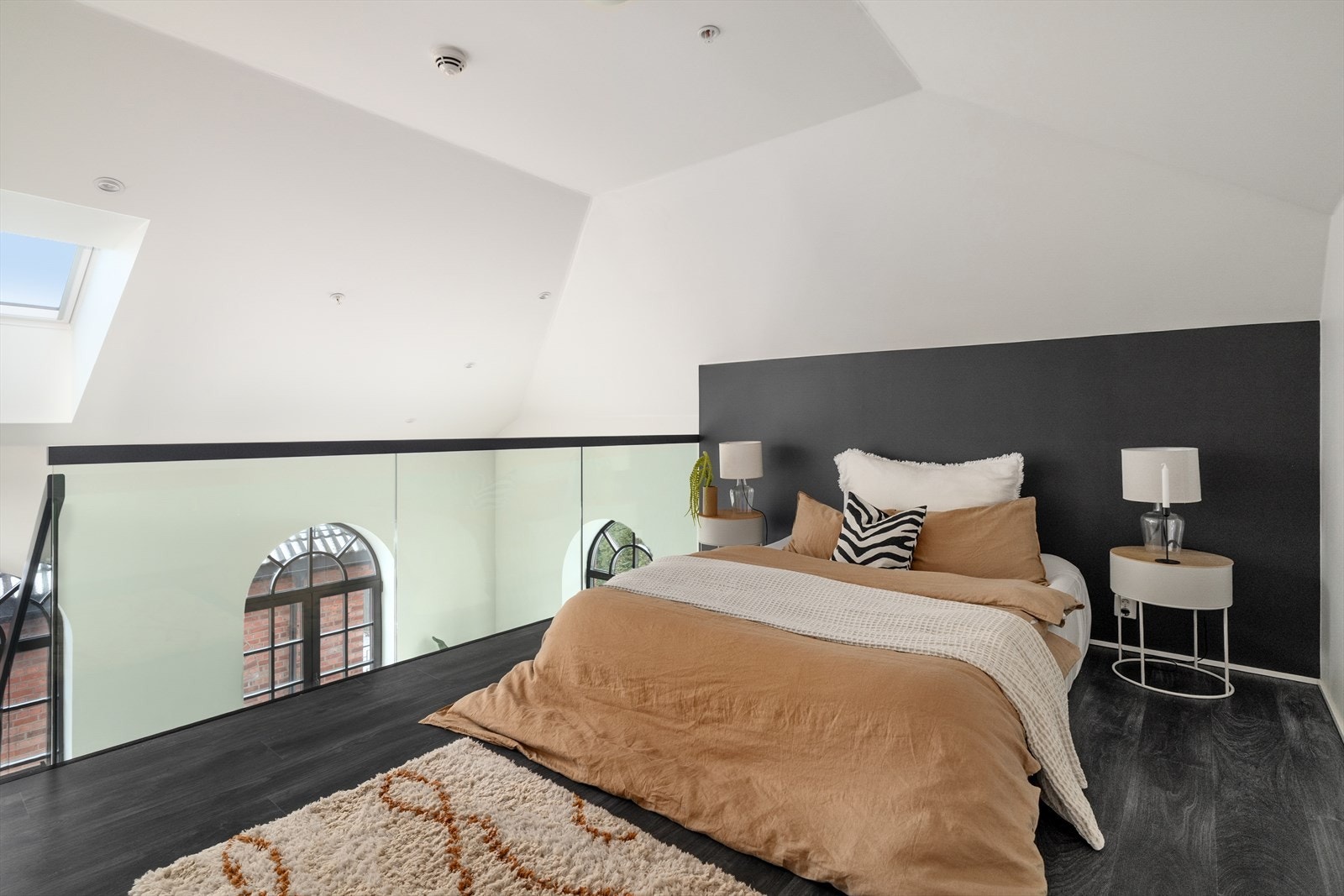 Soverommet på mesaninen er av god størrelse med god plass til dobbeltseng og annen mindre møblering. Galleribilde